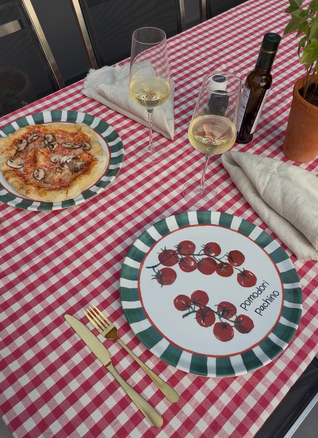 Pizzabord Pomodori met een Pizza
