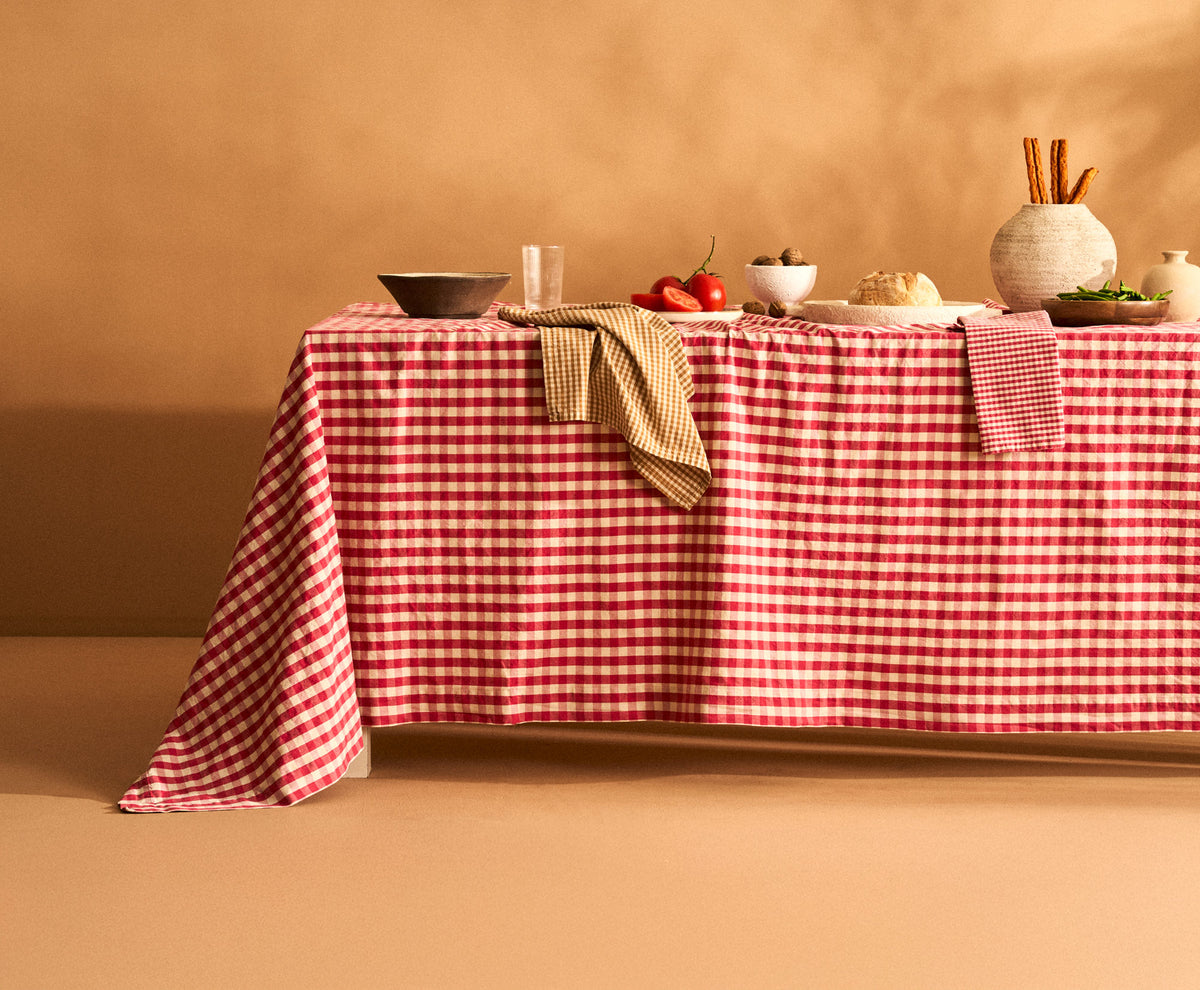 Gedekte tafel met geblokt rood tafelkleed - Regina