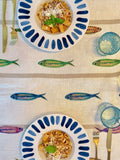 Tafelkleed Sardine en borden van de Panarea collectie
