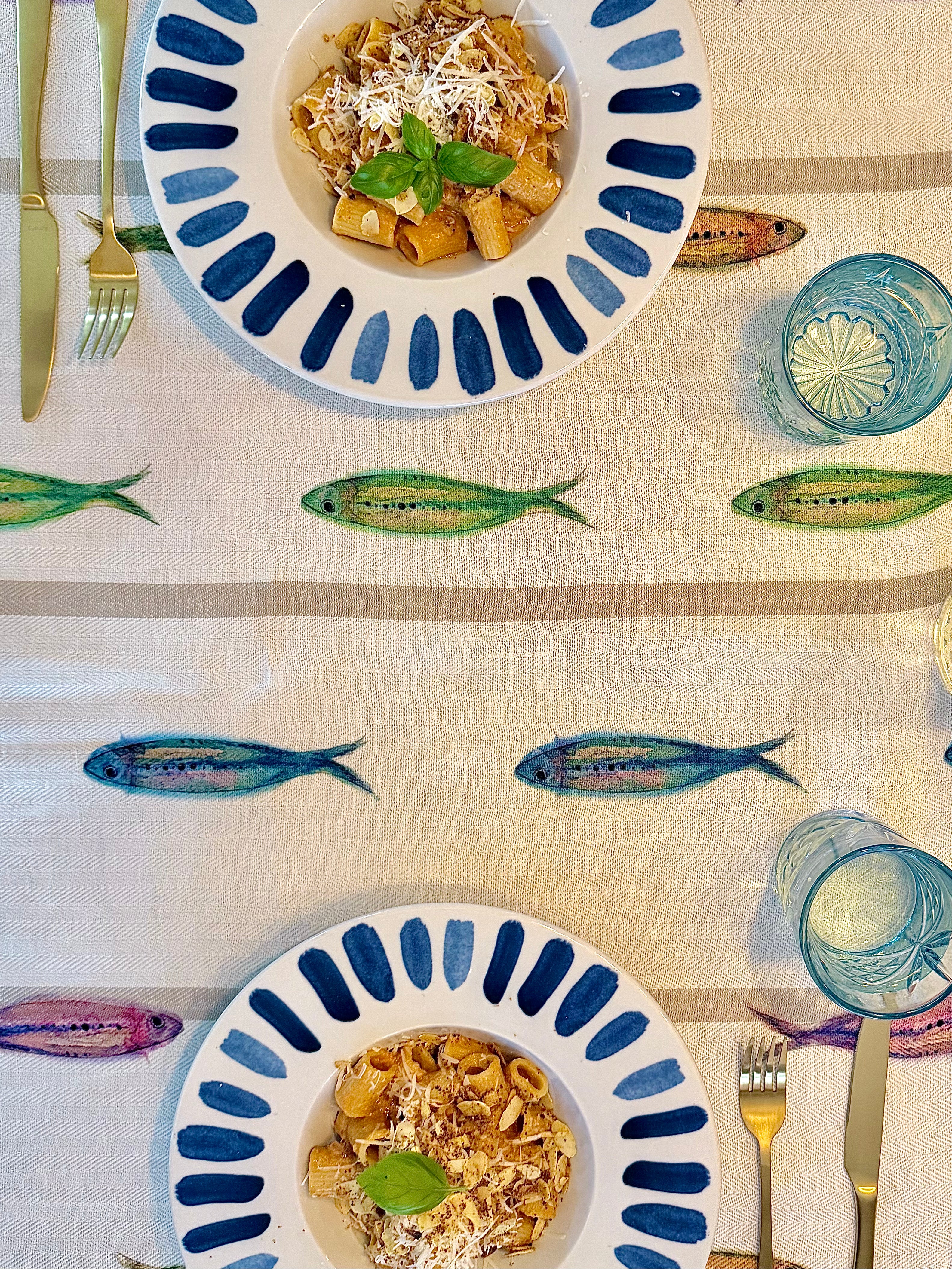 Tafelkleed Sardine en borden van de Panarea collectie