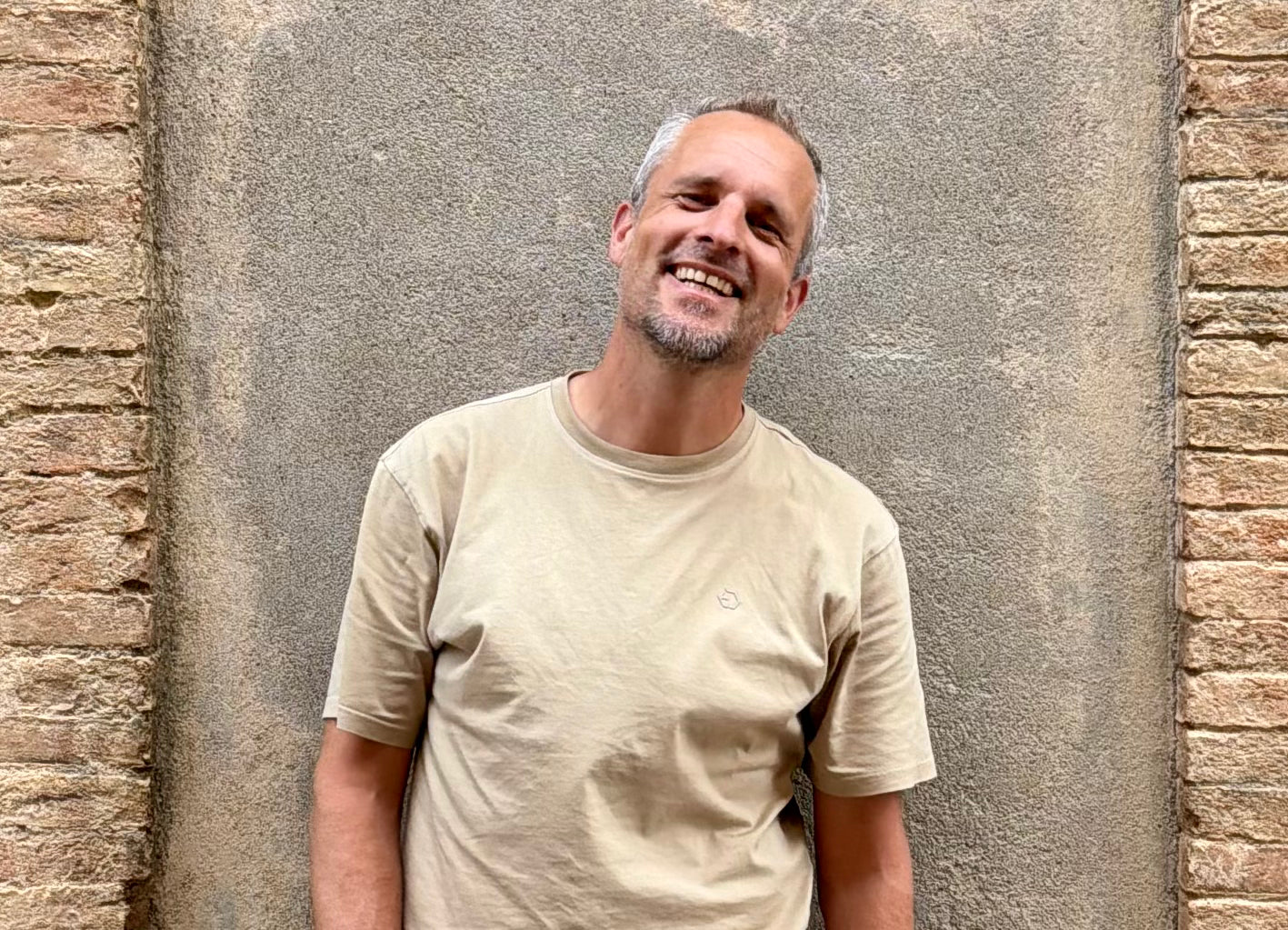 Man in beige t-shirt in Toscane
