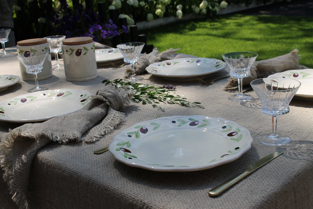 Gedekte tafel met linnentafelkleed Petra en Olive servies