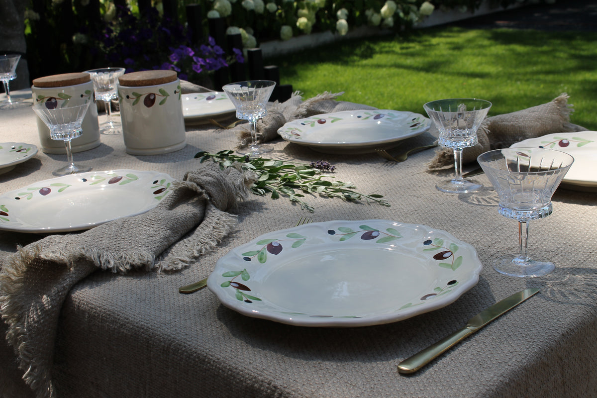 Gedekte tafel met linnentafelkleed Petra en Olive servies