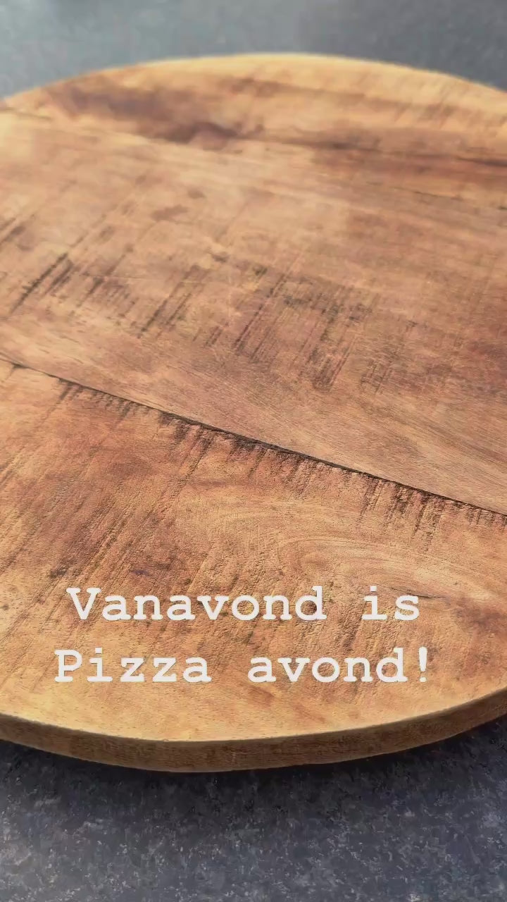 Video van het bakken van een Pizza wat eindigt in mooi gedekte Pizzatafel
