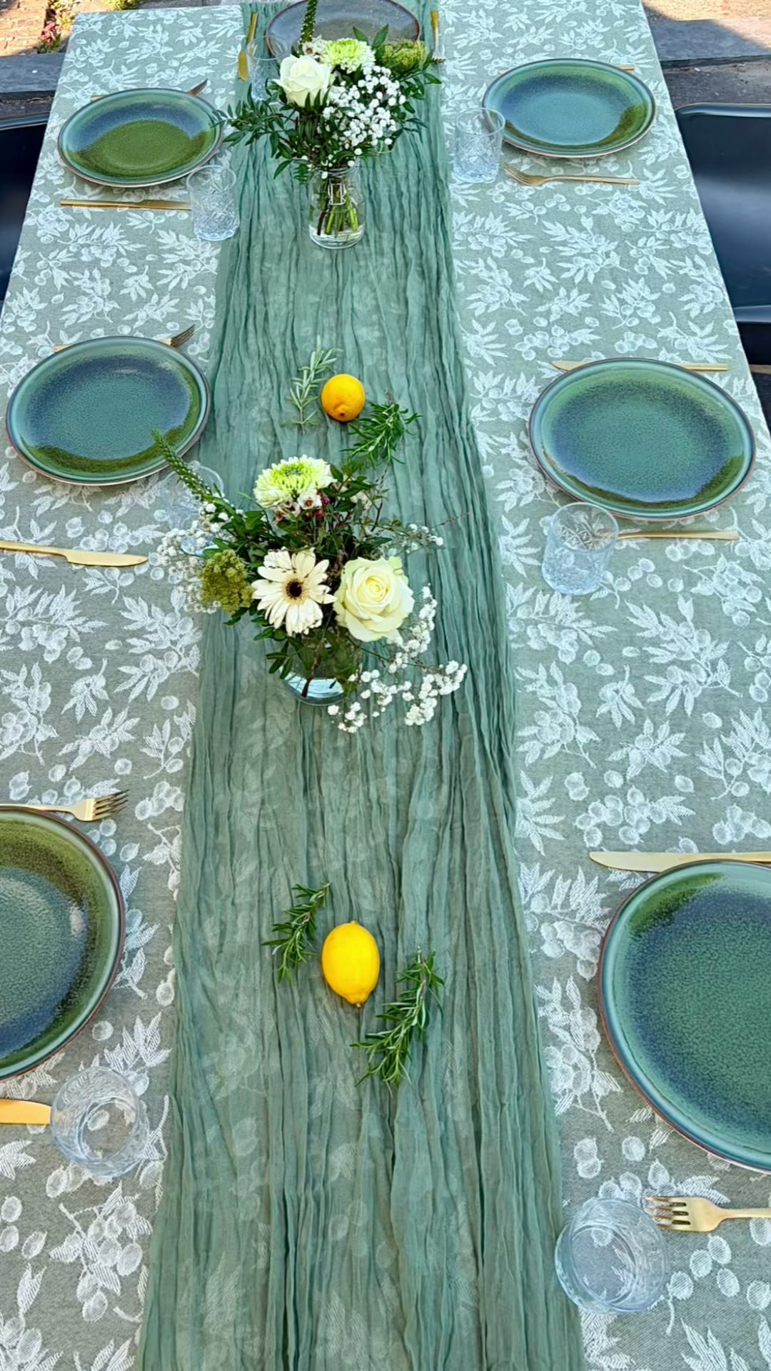 Video van een mooi gekleurde aangeklede tafel vol gezelligheid